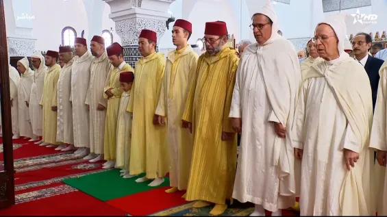 الملك محمد السادس  يؤدي صلاة عيد الأضحى بمسجد الحسن الثاني بتطوان