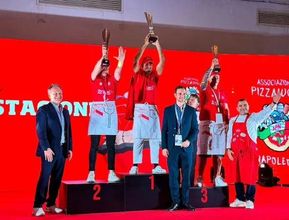 المغربي أيوب عياش يتوّج بطلا للعالم في صناعة البيتزا بنابولي