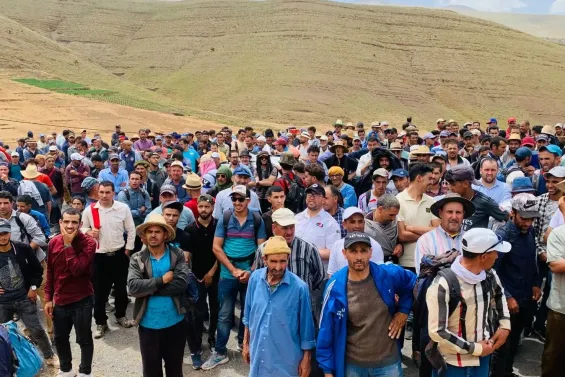 بعد تلقي وعود من عامل الإقليم.. ساكنة آيت بوكماز في طريق العودة بعد مسيرة احتجاجية مشيا على الأقدام