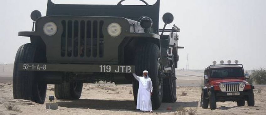 الأمير الإماراتي رفقة إحدى سياراته