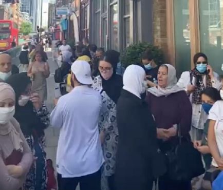 لندن: مغاربة يحتجون على غلاء أسعار التذاكر واختبارات فيروس كورونا‎