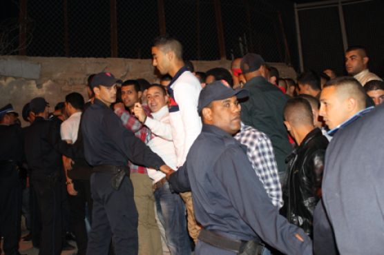 استعمال الرصاص المطاطي والحجارة في مواجهات بين شبان مغاربة والشرطة الإسبانية في معبر مليلية (صور)