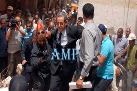 سكان لمدينة القديمة بالدار البيضاء يطردون وزير الداخلية أثناء تفقده مكان الحادث (فيديو + صور)