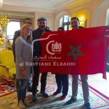 البحري ينشر صورا لمحمد السادس رفقة مغاربة في التشيك [صور]