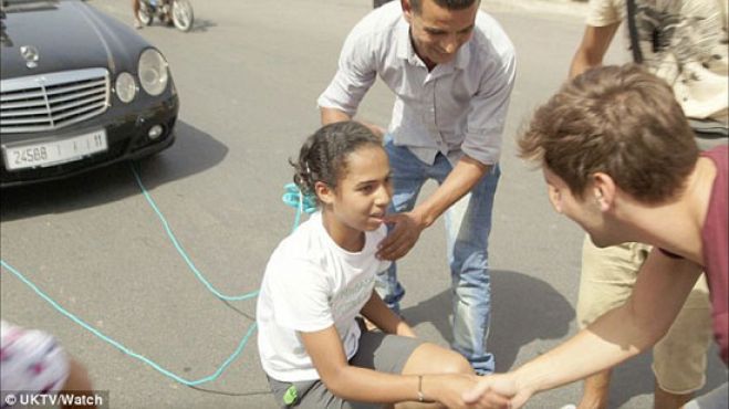 طفلة مغربية خارقة تجر سيارة تزن طنا ونصف بشعرها [صور]