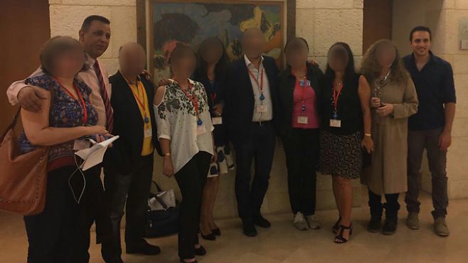 صور صحيفة يدعوت أحرنوت الإسرائيلية: الوفد الإعلامي المغربي وقد تم إخفاء وجوه أعضائه