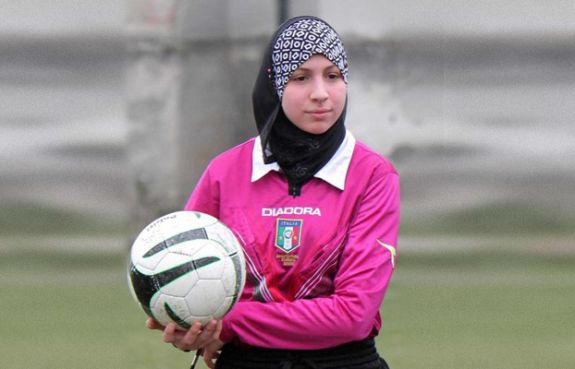 شهيدة.. أول شابة مغربية تدير مباراة لكرة القدم بإيطاليا [صور]