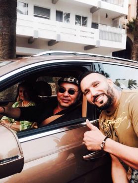 فنان جزائري ينشر صورا له رفقة الملك محمد السادس والإعلام الجزائري يهاجمه