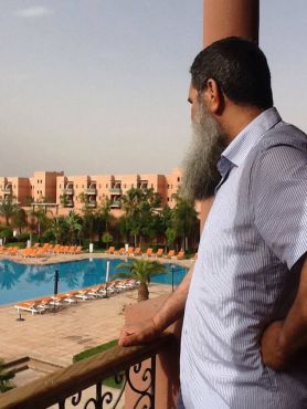 صورة للشيخ الفزازي بأحد أفخم فنادق مراكش تثير الجدل