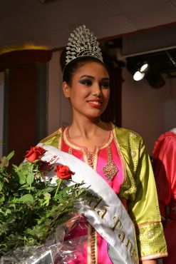 تتويج إكرام لالوشكي ملكة لجمال طنجة (صور) 