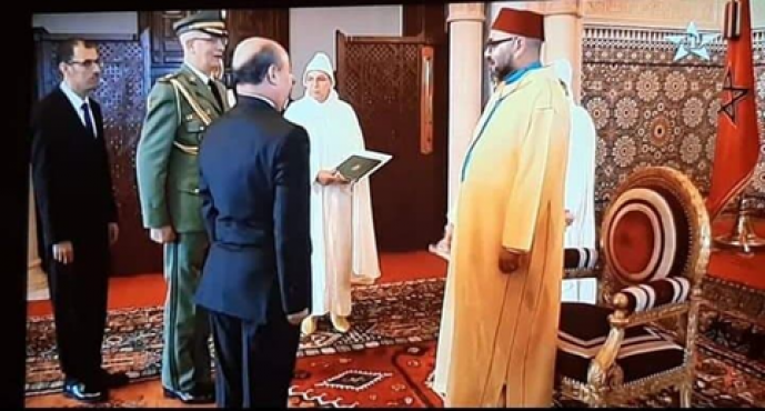 السفير الجزائري يحاول تعديل صورة يظهر في خلفيتها الملك محمد السادس   