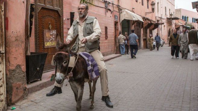 الممثل العالمي نيكولاس كيدج يتجول في مراكش ممتطيا حمارا بحثا عن ابن لادن !