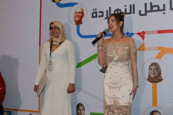 مصر: بسمة بوسيل تصمم فستانين لمريضتين بالسرطان [صور]