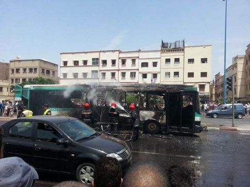 حافلة لنقل الركاب تحترق وسط الدار البيضاء [صور]