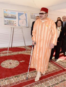 المحمدية: الملك محمد السادس يظهر متكئا على عكاز طبي