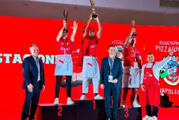 المغربي أيوب عياش يتوّج بطلا للعالم في صناعة البيتزا بنابولي
