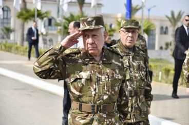 الجيش الجزائري يقوم بتنفيذ تمرين بذخيرة حية قرب المغرب