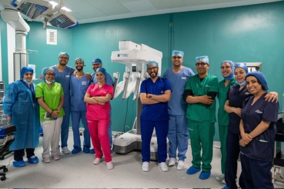 إنجاز طبي غير مسبوق في المغرب: جراحة روبوتية عن بُعد بين الدار البيضاء والعيون