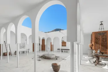 سحر المغرب في قلب كاليفورنيا: فيلا تاريخية تُعيد إحياء العمارة المغربية
