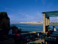 Cafe des Oudayas avec vue sur le Bouregreg alt=